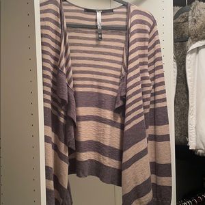 Lightweight sweater, open ruffle front